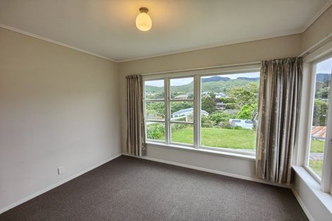 Photo of property in 9 Kereru Bend, Tawa, Wellington, 5028