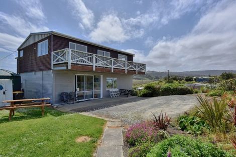 Photo of property in 529 Waikawa-curio Bay Road, Curio Bay, Tokanui, 9884