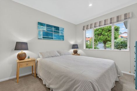 Photo of property in 40 Gillett Place, Botany Downs, Auckland, 2014