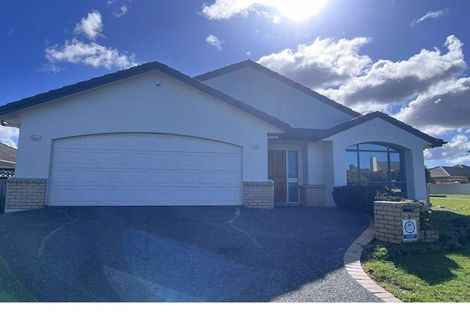 Photo of property in 1 Claremont Way, East Tamaki Heights, Auckland, 2016