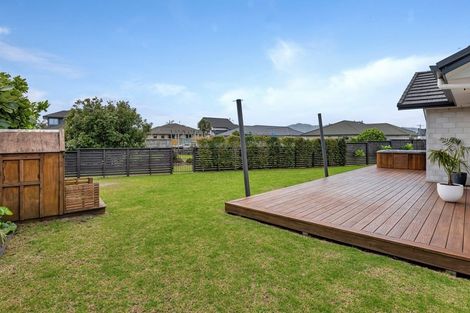 Photo of property in 10 Ngatiti Place, One Tree Point, 0118