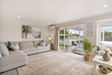 Photo of property in 2/862 East Coast Road, Northcross, Auckland, 0630