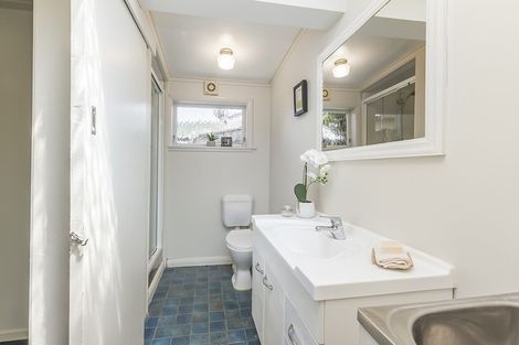 Photo of property in 137 Apu Crescent, Lyall Bay, Wellington, 6022