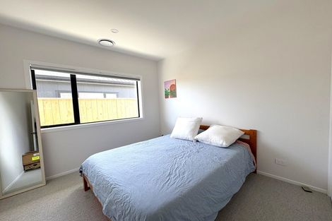 Photo of property in 37 Boeing Way, Newlands, Wellington, 6037