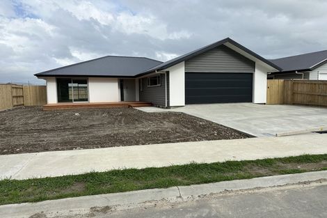Photo of property in 32 Solitude Crescent, Kelvin Grove, 4414