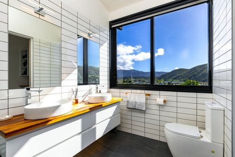 Photo of property in 324a Waikawa Road, Waikawa, Picton, 7220