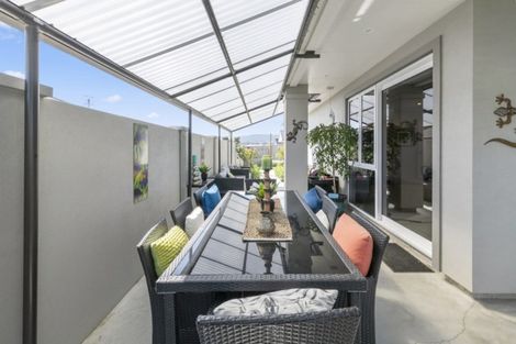 Photo of property in 124 Johnstone Drive, Fitzherbert, Palmerston North, 4410