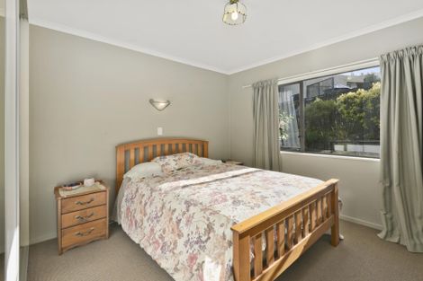 Photo of property in 1/98 Manhattan Heights, Glendene, Auckland, 0602
