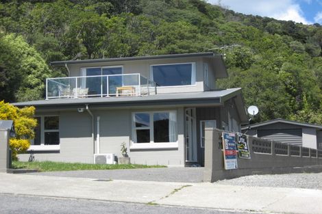 Photo of property in 27 Seaview Crescent, Picton, 7220