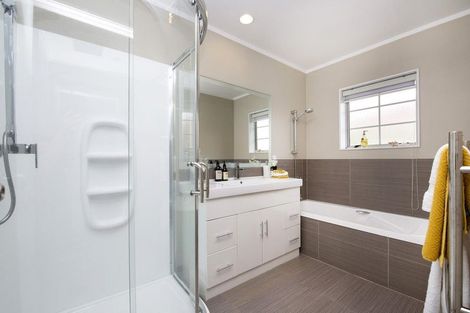 Photo of property in 22 Lochend Place, Highland Park, Auckland, 2010