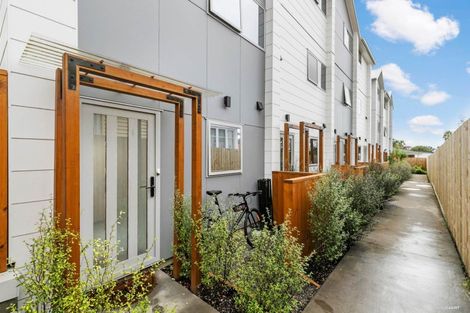 Photo of property in 4/7 Flanshaw Road, Te Atatu South, Auckland, 0610