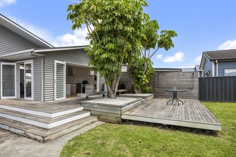 Photo of property in 18 Farnborough Crescent, Mangere, Auckland, 2022