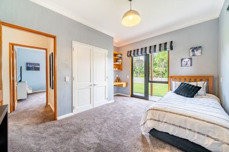 Photo of property in 32 Paekakariki Hill Road, Pauatahanui, Porirua, 5381