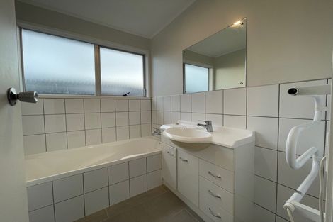 Photo of property in 6b Lisa Rise, Half Moon Bay, Auckland, 2012