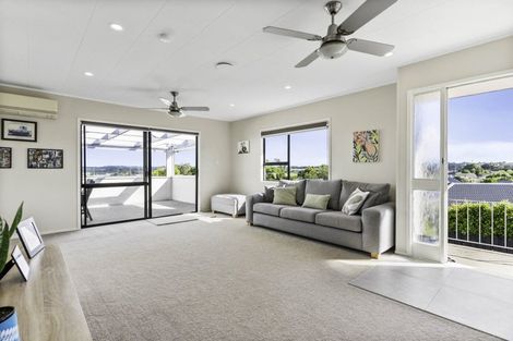 Photo of property in 34 Meadowood Drive, Unsworth Heights, Auckland, 0632