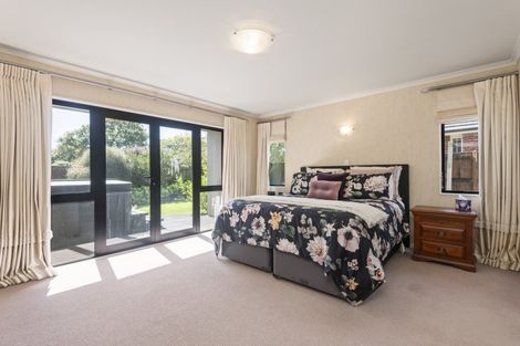 Photo of property in 8 La Lena Grove, Fitzherbert, Palmerston North, 4410