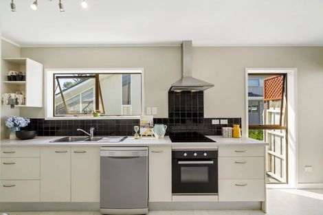 Photo of property in 20 Robin Lane, Browns Bay, Auckland, 0630