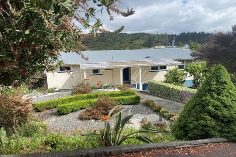 Photo of property in 100 Milton Terrace, Picton, 7220