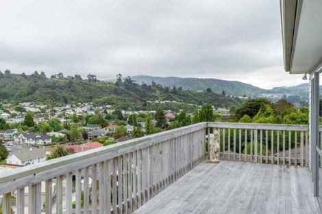 Photo of property in 32 Speldhurst Grove, Stokes Valley, Lower Hutt, 5019