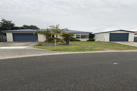 Photo of property in 18 Checketts Place, Papamoa Beach, Papamoa, 3118