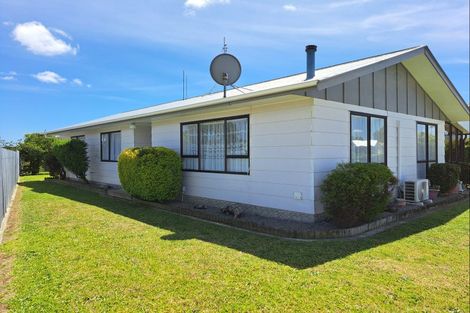 Photo of property in 104 Ryder Crescent, Levin, 5510