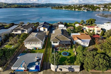 Photo of property in 14 Mana Esplanade, Paremata, Porirua, 5026
