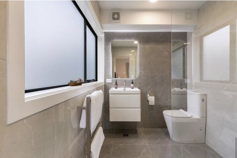 Photo of property in 18 Poplar Drive, Kelvin Heights, Queenstown, 9300