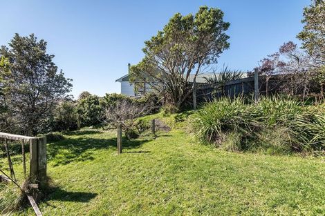 Photo of property in 11 Miles Crescent, Newlands, Wellington, 6037