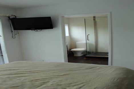 Photo of property in 2/2 Heatherleigh Rise, Northcross, Auckland, 0632