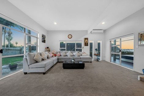 Photo of property in 10 San Fernando Way, Henderson, Auckland, 0612