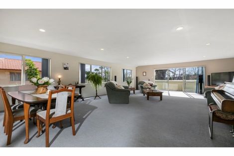 Photo of property in 22 Margaret Henry Crescent, Oteha, Auckland, 0632