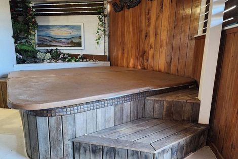 Photo of property in 102 Wiseley Road, West Harbour, Auckland, 0618