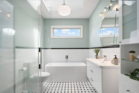 Photo of property in 11 Burma Road, Khandallah, Wellington, 6035