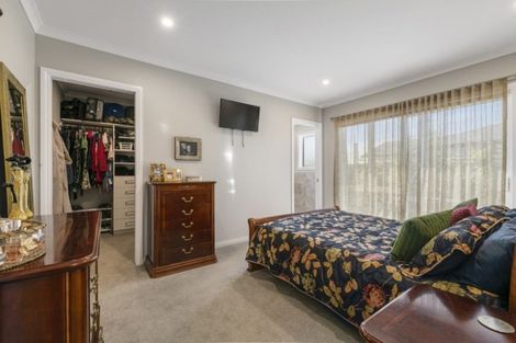 Photo of property in 124 Johnstone Drive, Fitzherbert, Palmerston North, 4410