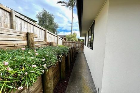 Photo of property in 15 Xena Way, Henderson, Auckland, 0612