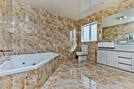 Photo of property in 70 Huntington Park Drive, Greenhithe, Auckland, 0632