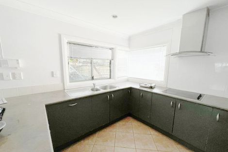 Photo of property in 10 Glenveagh Park Drive, Weymouth, Auckland, 2103