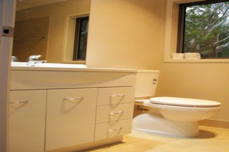 Photo of property in 124 Browns Bay Road, Rothesay Bay, Auckland, 0630