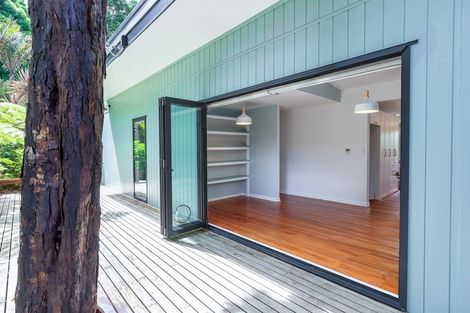 Photo of property in 44 Hollywood Avenue, Titirangi, Auckland, 0604