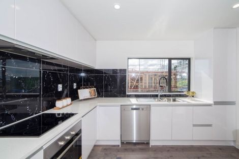 Photo of property in 128 Mcclymonts Road, Oteha, Auckland, 0632