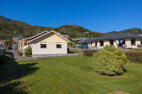 Photo of property in 35 Moana View Road, Waikawa, Picton, 7220