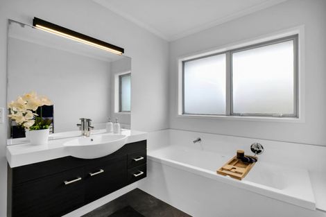 Photo of property in 13 Birdie Lane, Waiwhakaiho, New Plymouth, 4312