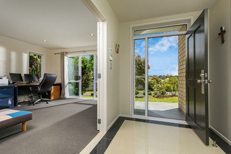 Photo of property in 39 Northbrook Close, Greenhithe, Auckland, 0632