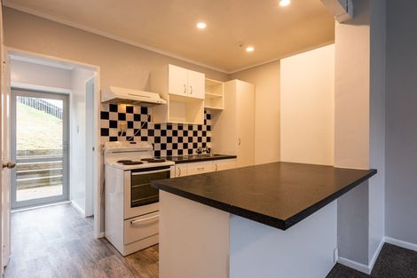 Photo of property in 7 Chetwode Grove, Newlands, Wellington, 6037