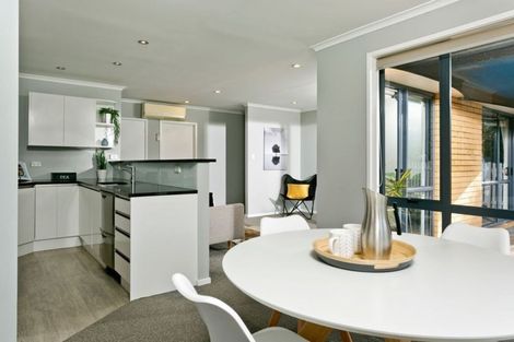 Photo of property in 21 Nottingham Place, Northcross, Auckland, 0630