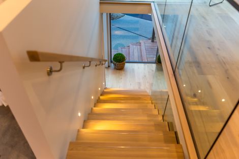 Photo of property in 10 Hilltop Lane, Mount Pleasant, Christchurch, 8081