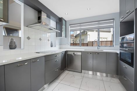 Photo of property in 10 Lupetti Rise, West Harbour, Auckland, 0618