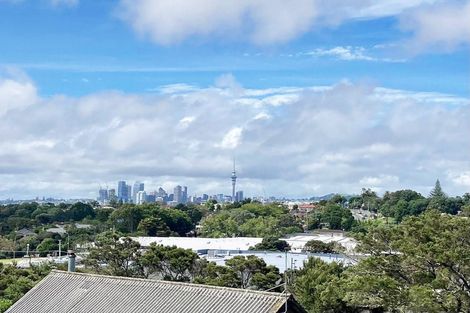 Photo of property in 58 Fowler Street, Northcote, Auckland, 0627