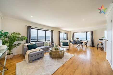 Photo of property in 8 Poto Road, Normandale, Lower Hutt, 5010