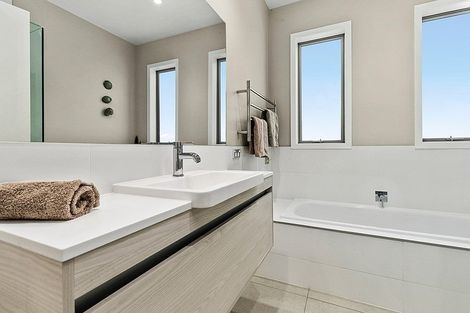 Photo of property in 2/49 Seaview Road, Castor Bay, Auckland, 0620